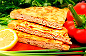 Осетинский пирог с лососем и овощами
